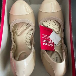 Dexflex brand comfort ballet flats in nude color. Size 8.5